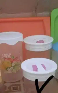 تعدادی ظرف پلاستیکی