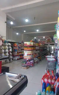 به یک نفر نیروی کار در فروشگاه عزیزی