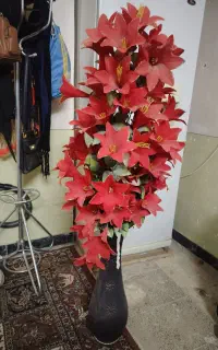 گل مصنوعی و گلدان