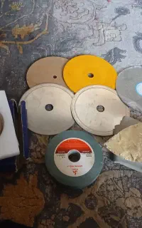 مقداری وسایل  تراش سنگ