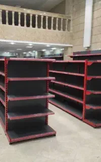 وسط فروشگاه قفسه حفاظ دار
