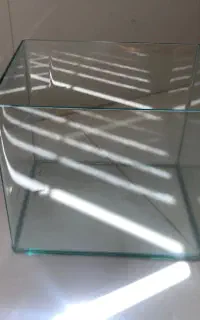 اکواریوم شیشه خم‌ کوچک