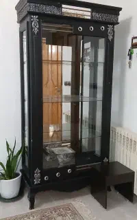 ویترین شیشه ای تمیز
