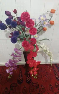 گلدان و گل مصنوعی