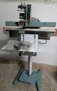 دستگاه دوخت وتاریخ زن