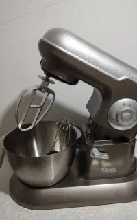 خمیر زن و همزن خانگی اروپایی۱۲۰۰ وات بسیار تمیز