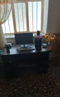 کامپیوتر به همراه میز