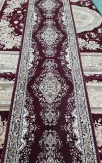 یک عدد کنار فرش رنگ قرمز