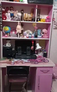میز تحریر صورتی کاملا سالم