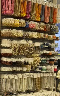 فروشنده خانم برای زیورآلات