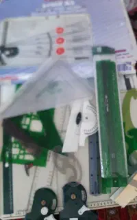 تخته رسم نقشه کشی. هد ، گونیا و خط کش های نقشه کشی