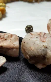 مجموعه هفت سنگ خام با نقش طبیعی اسامی مذهبی