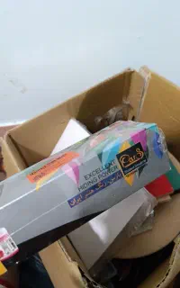 مقداری گواش و رنگ اکریلیک و قلمو