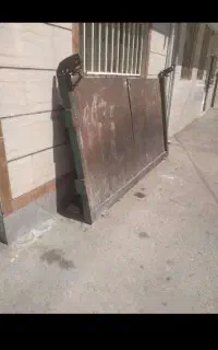 در عقب دولنگه کامیون بنز تک کمپرسی