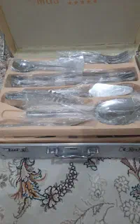 سرویس قاشق و چنگال ۳۰ نفره همراه با چمدانش