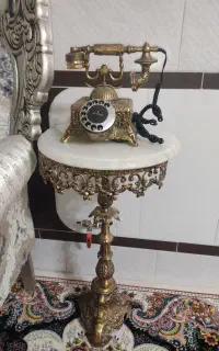 تلفن و میز تلفن برنجی