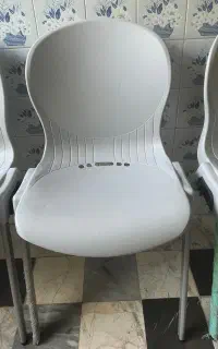 صندلی با پایه فلزی