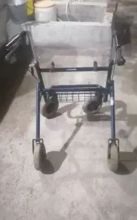واکر چرخدار تاشو