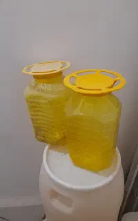 تعدادی دبه خالی پلاستیکی  ده کیلویی