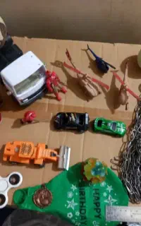 تعدادی اسباب بازی فلزی وپلاستیکی