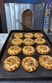 کلوچه فومن سنتی پر مغز گردویی