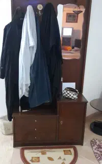 چوب لباسی و کمد