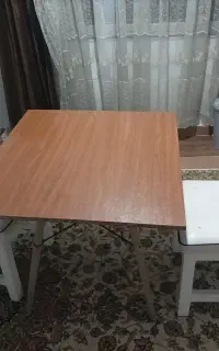 میز چوبی و دوتا صندلی چوبی محکم