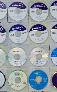 تعدادی دی وی دی و سی دی