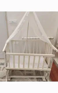 تخت گهواره ای کنار مادر