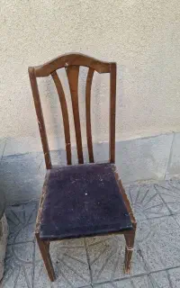 ۲ عدد صندلی موجود است.