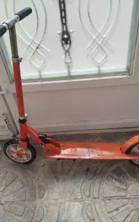 اسکوتر قرمز