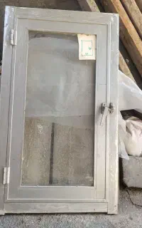 یک عدد پنجره آلومینیومی