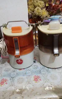 دو دستگاه ابمیوه گیری قدیمی