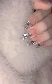 آموزش کاشت ناخن و ژلیش و ... فقط ۲۹۰۰