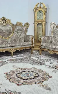 مبل و ساعت ایستاده