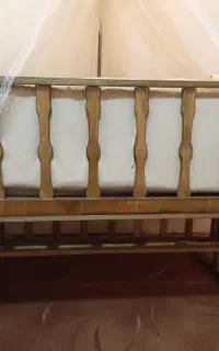 تخت کنار مادر