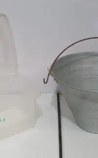 سطل فلزی و باکس پلاستیکی
