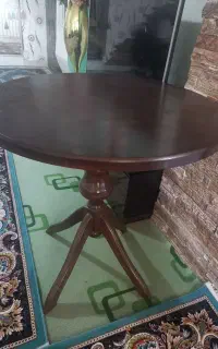 میز صبحونه خوری و گلدان