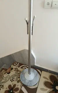 جا لباسی ایستاده