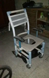 ویلچر حمام و دستشویی