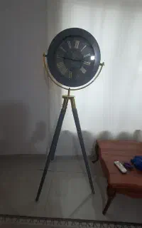 یک عدد میز تلویزیون و ساعت ایستاده