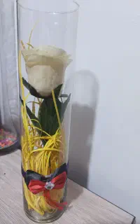 گل مصنوعی و گلدان شیشه