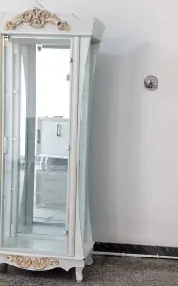 یک عدد بوفه چوبی سالم