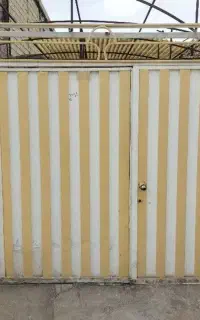 درب حیاط.