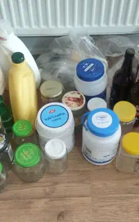 تعدادی شیشه و بطری خالی