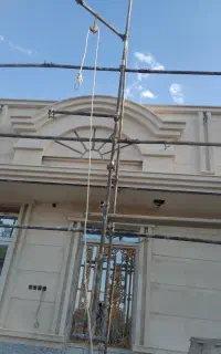 کارگر برای کاشی کاری و نماکاری
