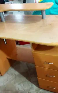 میز تحریر وکامپیوتر