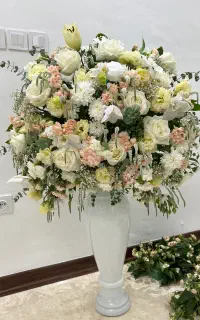 گل همراه با گلدان
