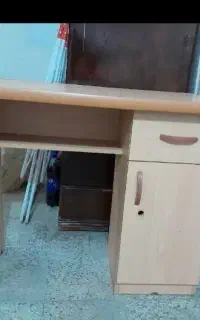 میز تحریر سالم در حد نو .