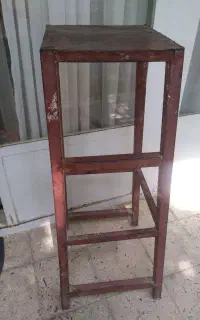یک عدد چهار پایه آهنی و یک عدد نردبان  آهنی